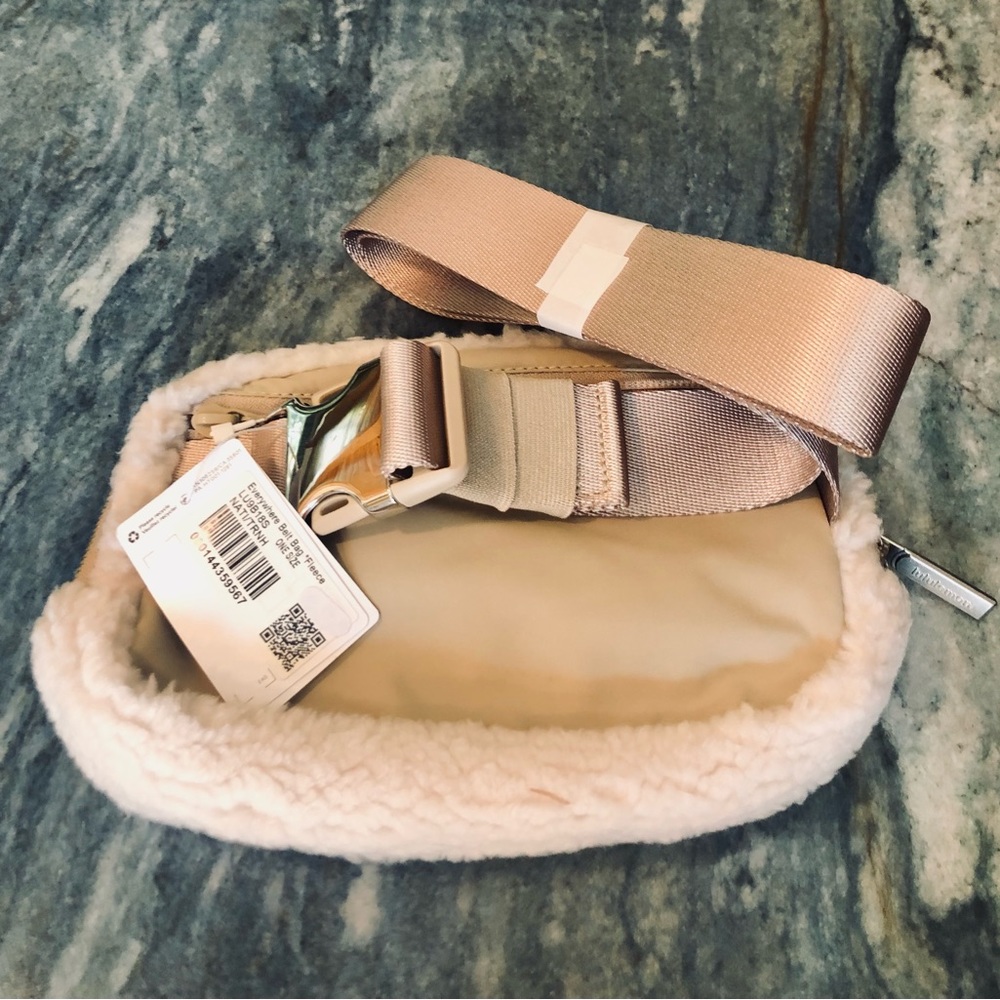 Lululemon Everywhere FLEECE Belt Bag   FLEECE SHERPA  Natural Ivory / Trench - Picture 2 of 7